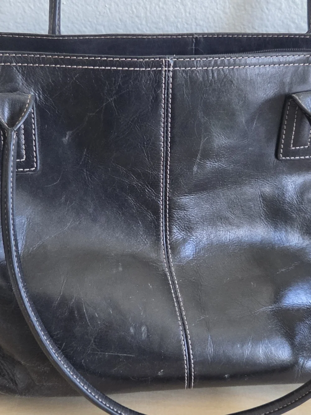 Fossil Black Leather Tote Bag with Contrast Stitching